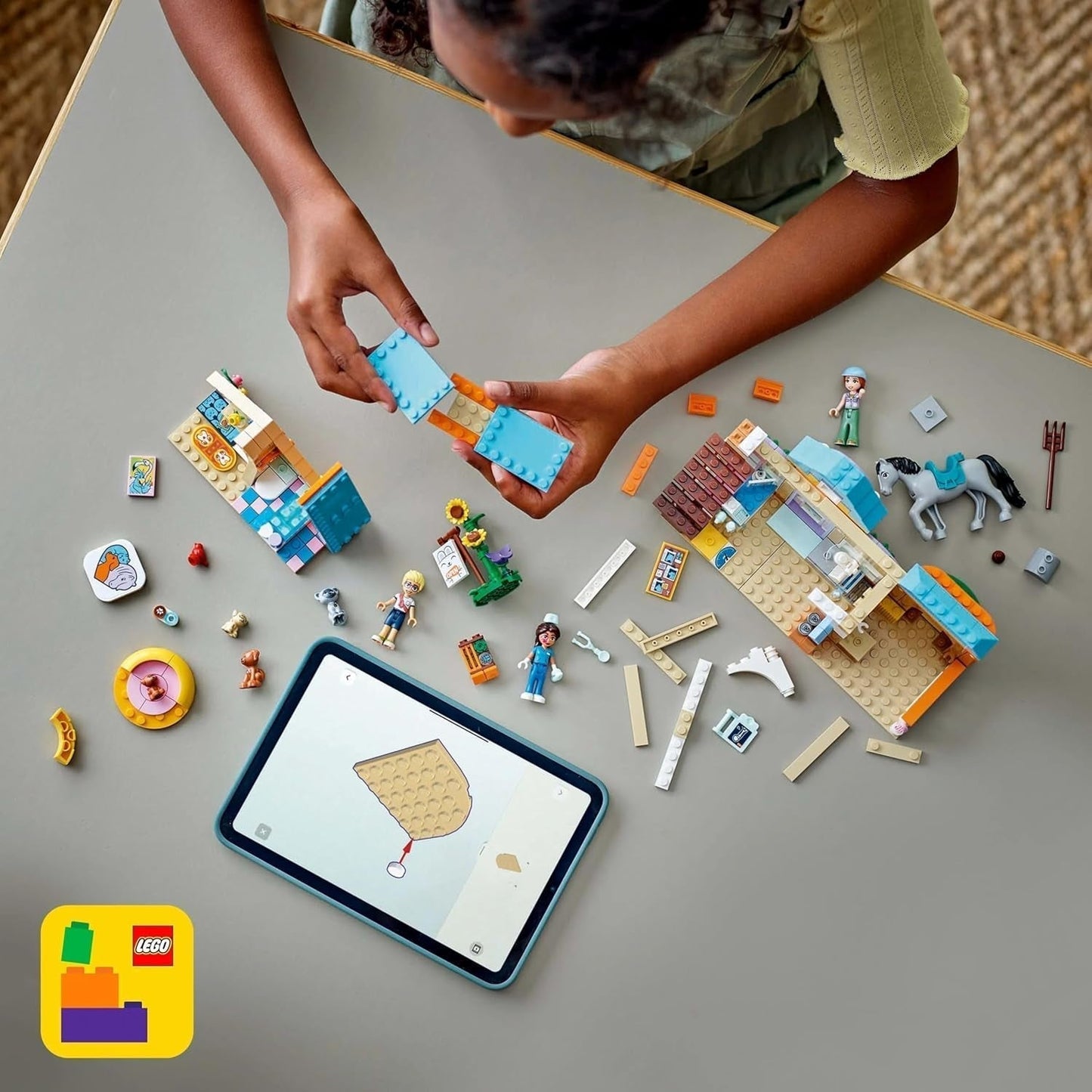 LEGO Friends dyrlægeskab til heste og kæledyr, bygge- og legesæt til fantasifuldt rolleleg med 3 minifigurer og 5 dyrefigurer, gaveidé til piger på 7 år 42651 Byggesæt Besuche den LEGO-Store