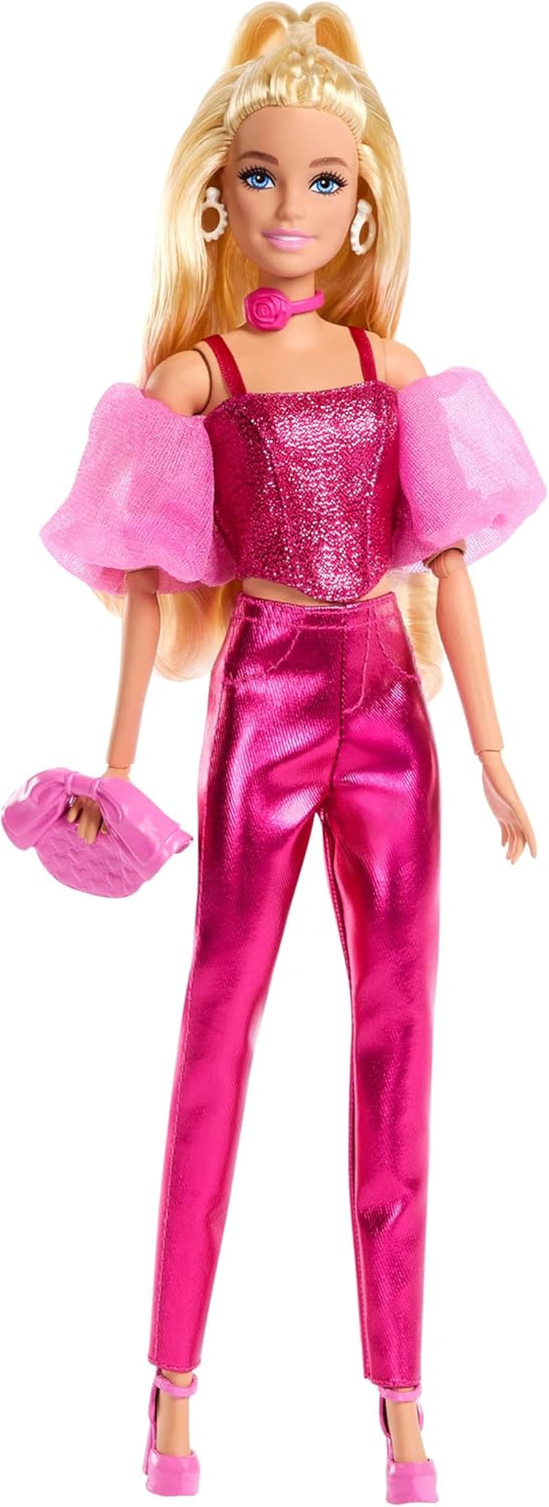 Barbie Deluxe Style #5 dukke i et metallisk pink blondt outfit med en glitrende overdel og glitrende bukser, med tilbehør inklusive en pink halskæde og en håndtaske, JFP40