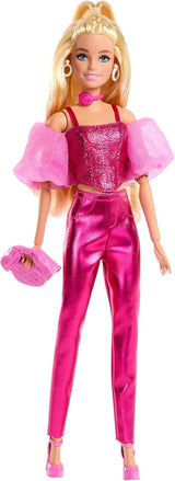 Barbie Deluxe Style #5 dukke i et metallisk pink blondt outfit med en glitrende overdel og glitrende bukser, med tilbehør inklusive en pink halskæde og en håndtaske, JFP40