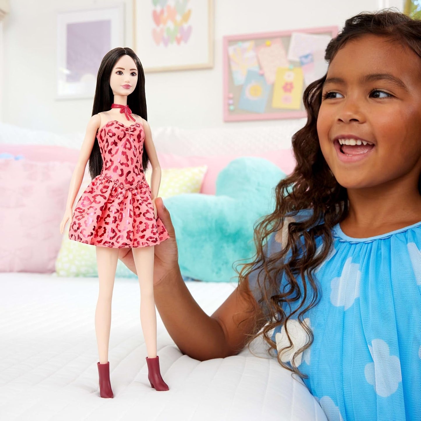 Barbie Fashionista dukke nr. 246 i en pink stropløs kjole med leopardprint med sort hår og tilbehør som en sløjfehalskæde og støvler, JJN59