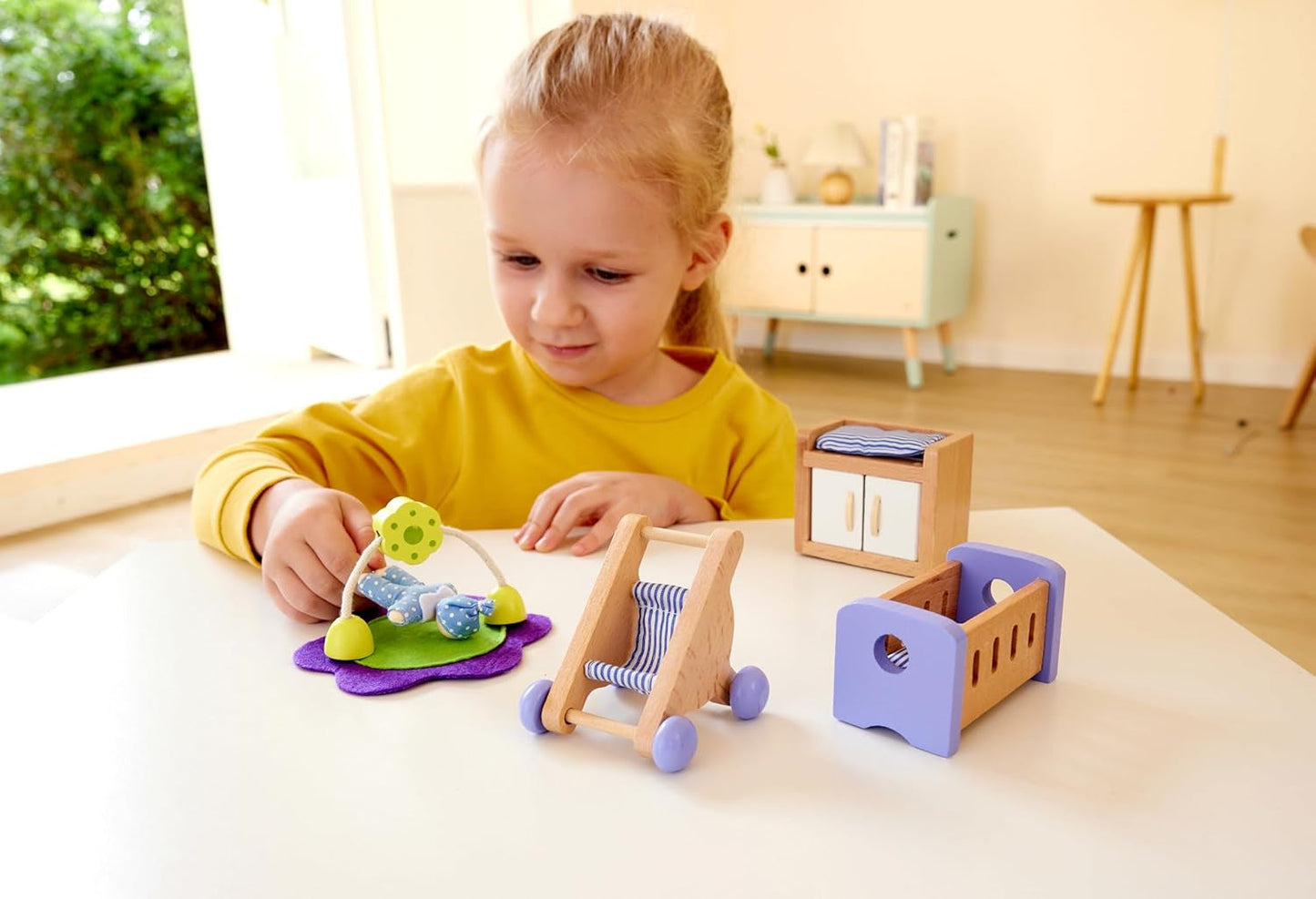 Hape babyværelse - trædukkeværelsessæt, babydukkemøbler, tilbehør til småbørn dukkehus, miniature babyværelse med gynge og tilbehør, 3 år gammelt rollespil
