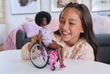 Barbie Fashionistas Sort hår Farverig Jumpsuit Kørestolsrampe Kørestolsdukke Inkluderet Gavelegetøj til børn Alder 3+ HJT14