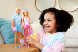 Barbie Ken - Blond dukke med blå skjorte og badeforklæde, strandtilbehør og badebold til kreativ leg, fra 3 år og opefter, HPL74