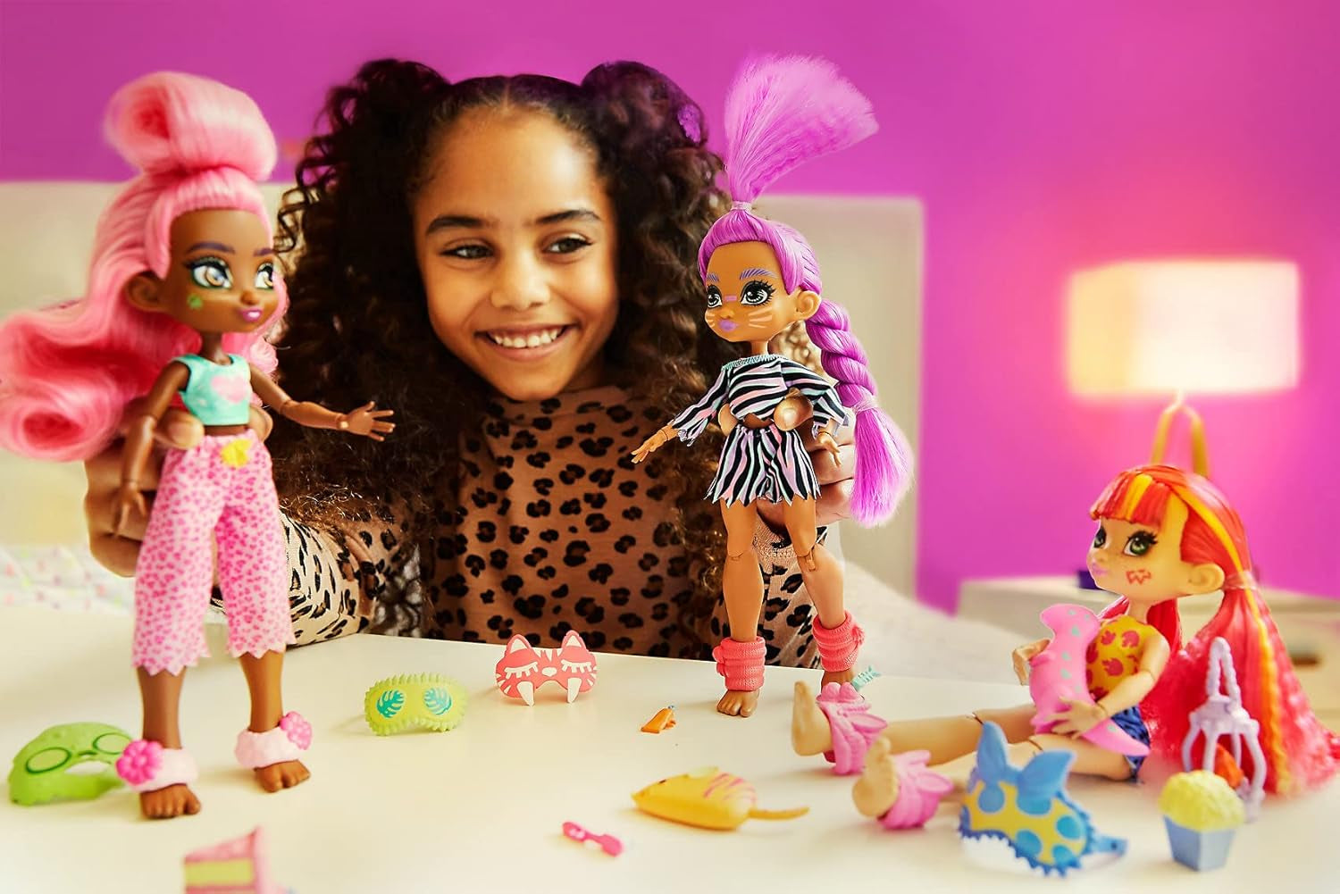 Cave Club GTH02 - Roaralai Pyjamas Party Fun Doll, Artikuleret dukke med lilla hår og tilbehør, gave til børn fra 4 år og op, multifarvet