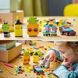 LEGO 11027 Classic Neon Creative Byggesæt, Brick Box Set, Byggelegetøj med modeller: bil, ananas, alien, rulleskøjter, figurer og mere, til børn fra 5 år og opefter Byggesæt Besuche den LEGO-Store