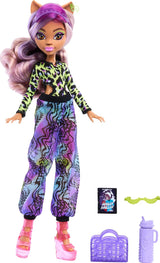 Monster High Scare Adise Island Clawdeen Wolf dukke med badedragt, joggingunderbukser og strandtilbehør såsom visir, vandflaske og bog