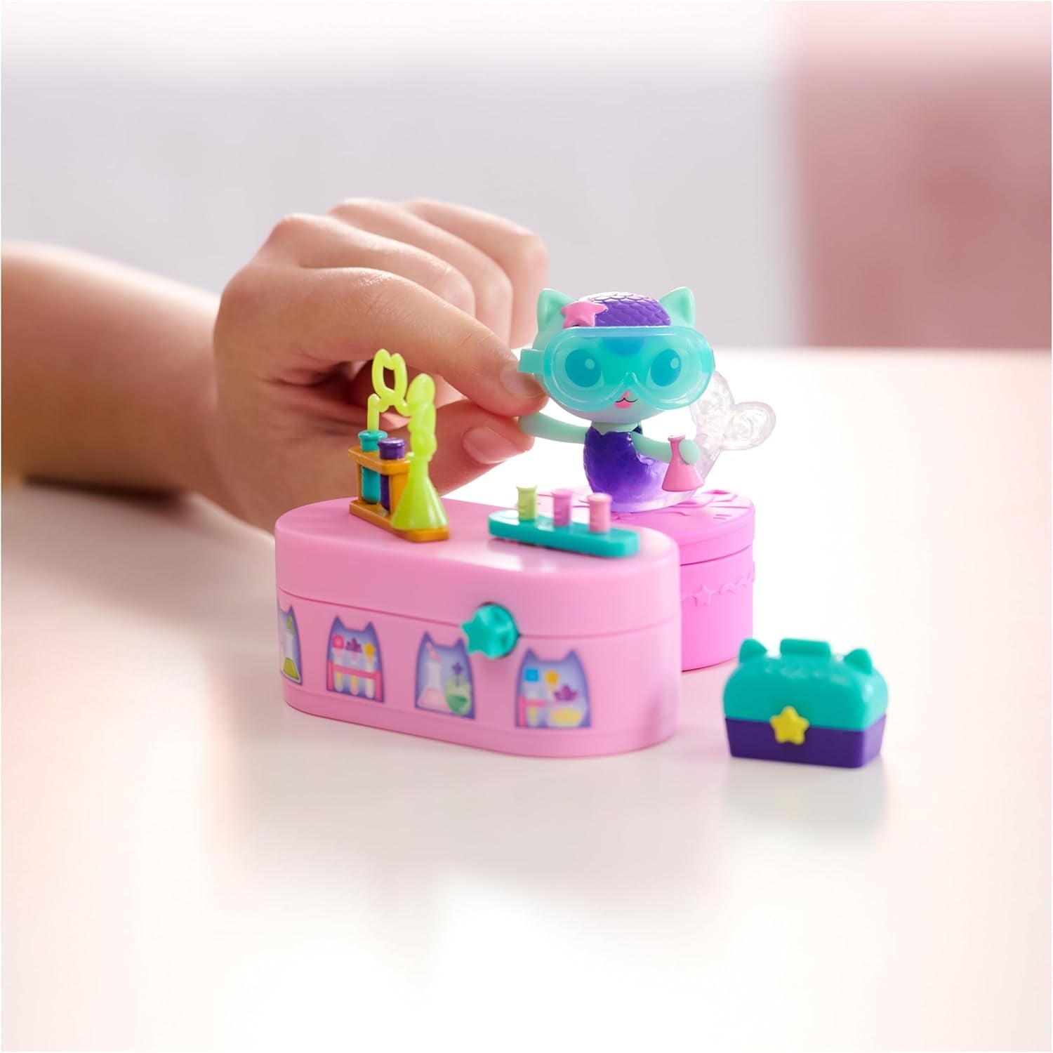 Gabby™S Dukkehus, Bobble Kitty Møbelpakke med Meerkats Kattefigur med Dukkehusmøbler og tilbehør, Alders 3+ Dukkehuse Naty Shop