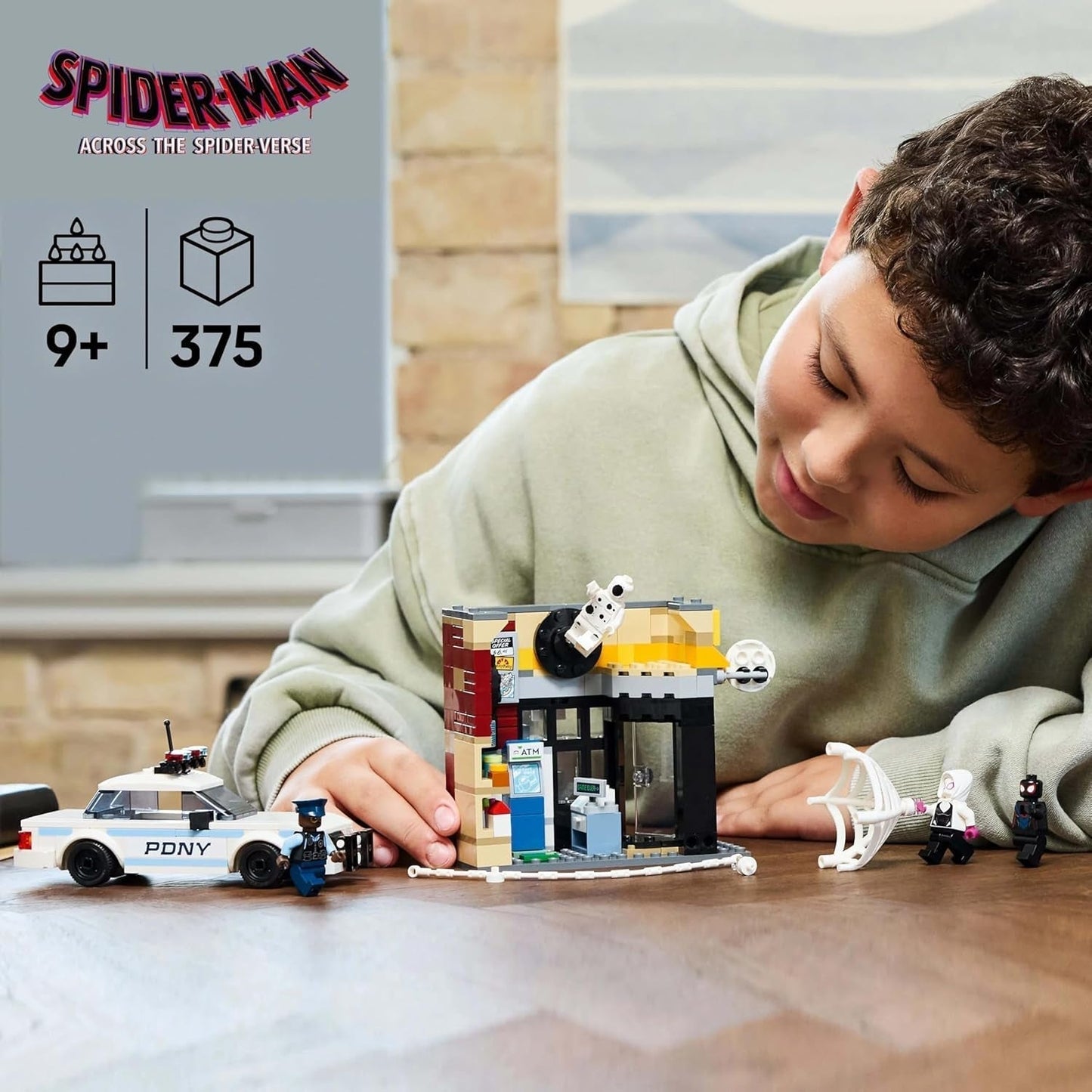 LEGO Marvel Spider-Verse: Miles Morales vs. Spot - Superhelte-legesæt med legetøjsbil - 4 minifigurer og minimarked - Gave til drenge og piger i alderen 9+ 76311 Byggesæt Besuche den LEGO-Store