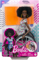 Barbie Fashionistas Sort hår Farverig Jumpsuit Kørestolsrampe Kørestolsdukke Inkluderet Gavelegetøj til børn Alder 3+ HJT14