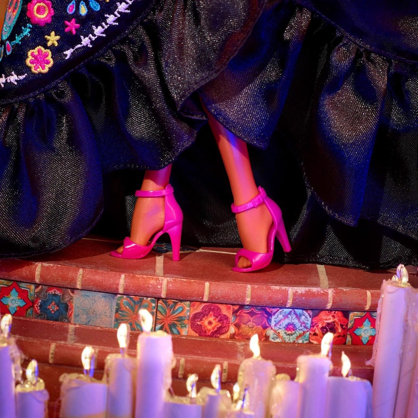 Barbie-signaturdukke, Día De Muertos 2024 samlerfigur i sort kjole og blå flæsede top, broderet print og farverigt tilbehør, HRM72