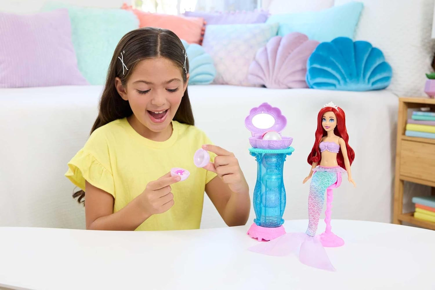 Mattel Disney Princess Legetøj, Havfrue Ariel modedukke med aftagelig halefinne, toiletbord med 5 gentagelige pop-up overraskelser og 5 tilbehør, JBF86