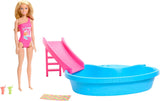 Barbie-dukke og tilbehør - pool med rutsjebane og tilbehør til timevis af sjov i solen, pink badedragt med tropisk design, til børn fra 3 år og opefter, HRJ74