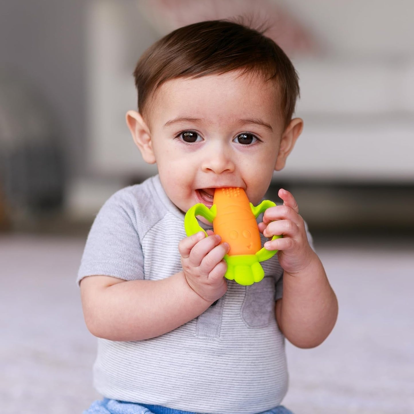 Infantino Lil' Nibbles, tekstureret silikonebider, BPA-fri babybitring, blødt, let at holde, sansestimulering til spædbørn, gulerod
