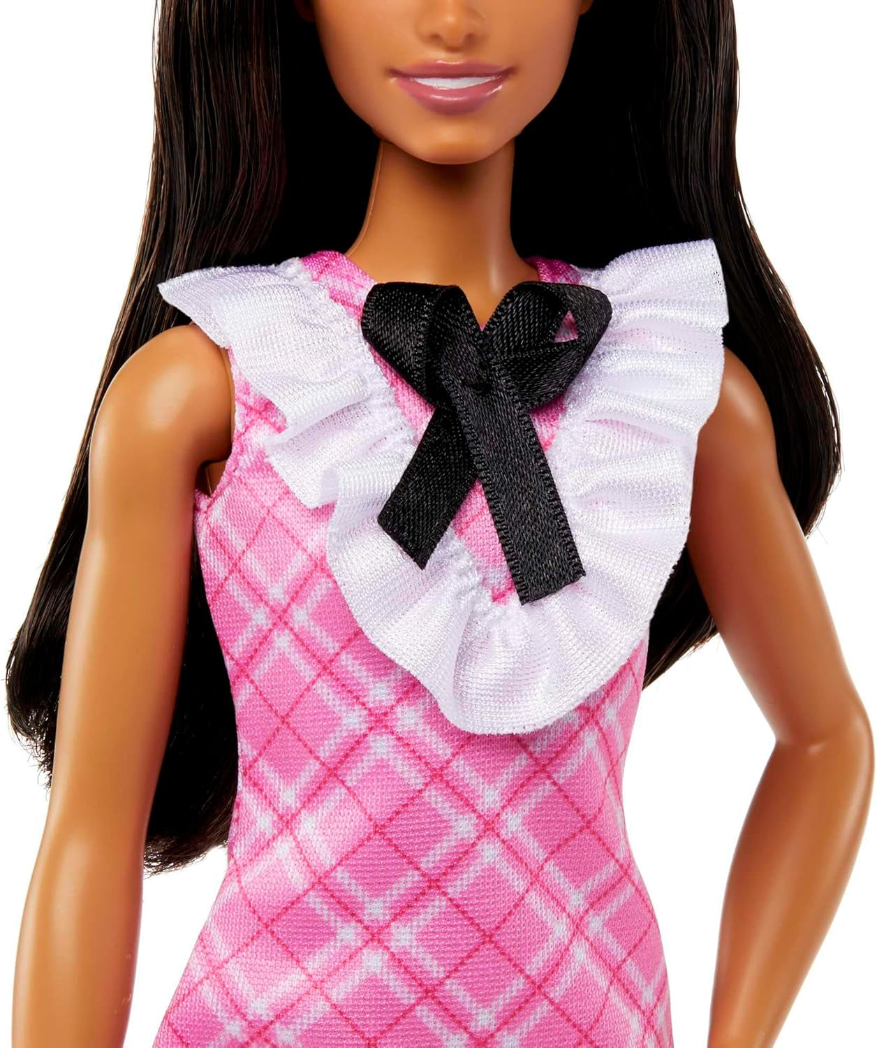 Barbie Fashionistas dukke Sporting sort hår og perle pandebånd iført lyserød plaid kjole med sort sløjfe og flæsede krave til alderen 3 og opefter HJT06