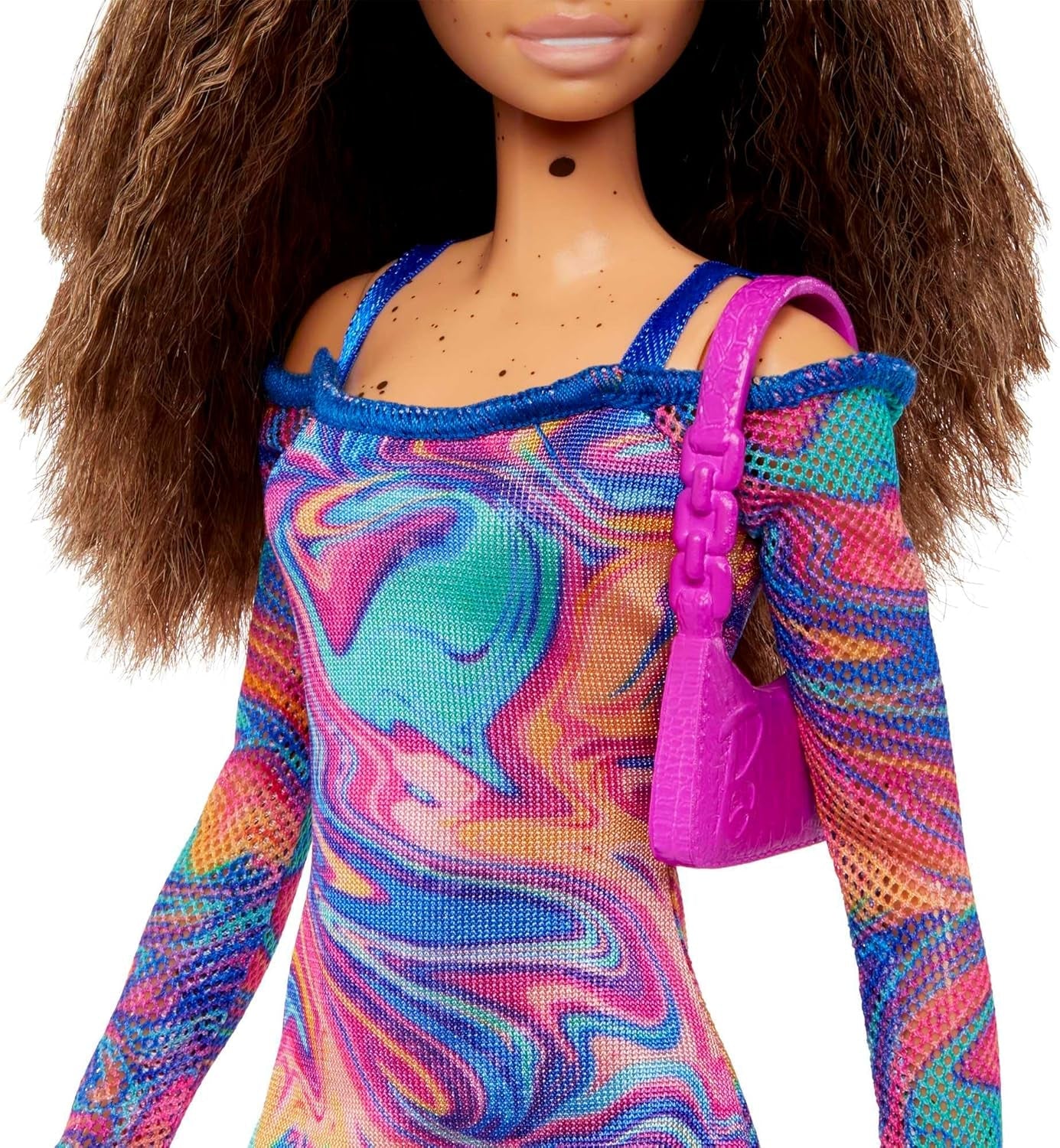 Barbie Fashionista dukke nr. 206 - Bølget hår og fregner - Moderne regnbuemarmorkjole, skuldertaske og grønne sko - fra 3 år og opefter, HJT03