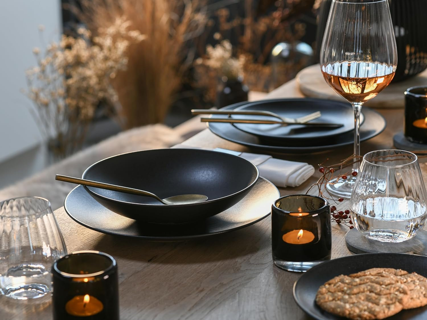 Kan skabes, 23146, SOFT TOUCH BLACK Series, 20-delt servisesæt, porcelænskombinationsservice, tåler opvaskemaskine og mikroovn, fremstillet i Portugal