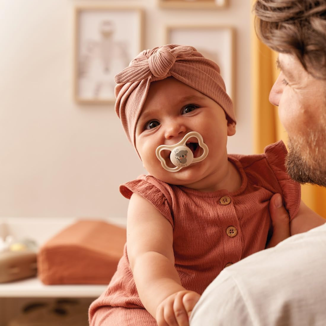 MAM Air Natsut 6-16 måneder (2 pakke) MAM sut 6-16 måneder, Glød i mørket til sensitiv hud, Babytilbehør 2 pakke med silikone-sut og sutteholder, neutral/grøn