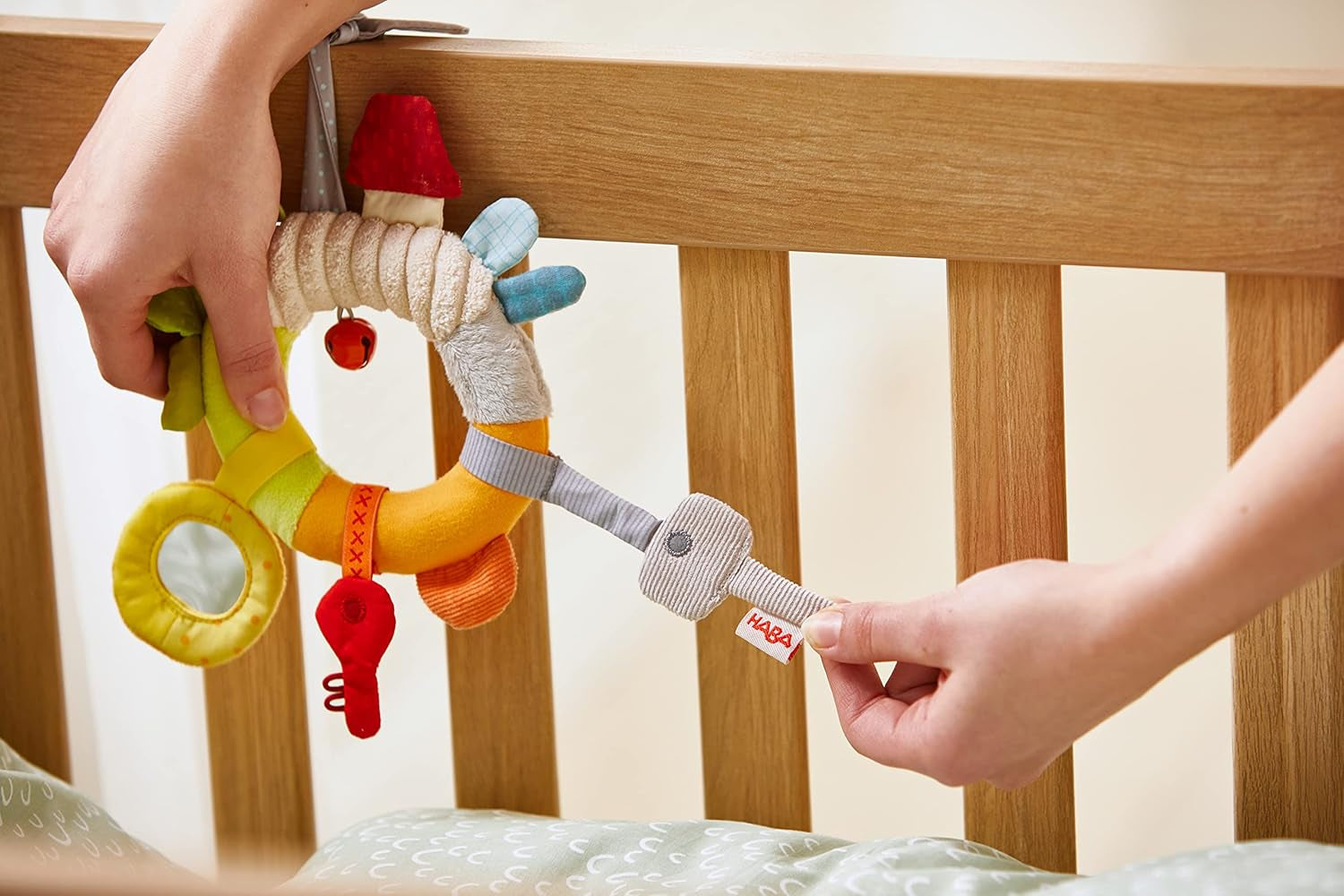 HABA 306453 - Hængende figur Første sæt nøgler, bevægelige og hængende figurer fra 6 måneder Babylegetøj Naty Shop