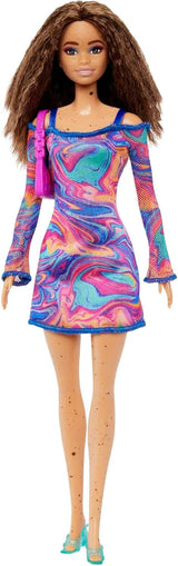 Barbie Fashionista dukke nr. 206 - Bølget hår og fregner - Moderne regnbuemarmorkjole, skuldertaske og grønne sko - fra 3 år og opefter, HJT03