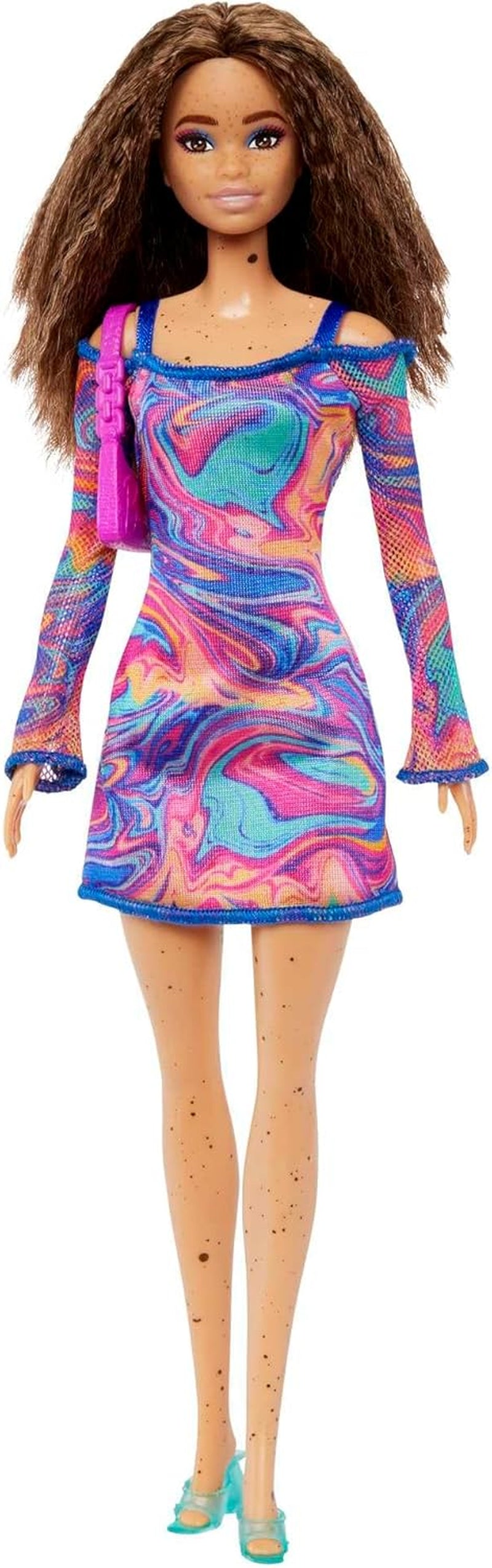 Barbie Fashionista dukke nr. 206 - Bølget hår og fregner - Moderne regnbuemarmorkjole, skuldertaske og grønne sko - fra 3 år og opefter, HJT03