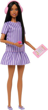 Barbie Fashionista dukke nr. 245, autistisk dukke med lilla stribet kjole og tilbehør som fidget spinner, tablet og hovedtelefoner, JJN58