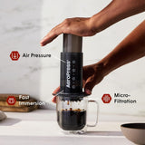 AeroPress original kaffe- og espressomaskine, bærbar barista-kaffemaskine med kammer, stempel og filtre, hurtig kaffe- og espressomaskine