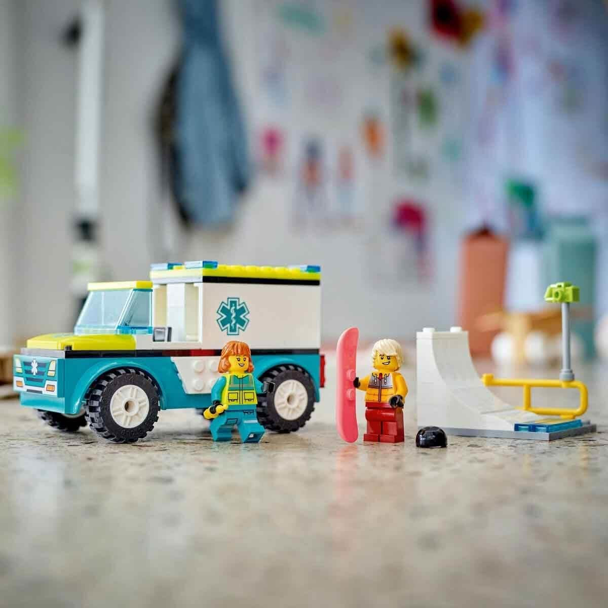LEGO City Ambulance og Snowboarder, Ambulance Legesæt med legetøjsbil og 2 minifigurer, Snowboarder og Paramediciner Figur, fantasifuld gave til drenge og piger fra 4 år 60403 Byggesæt Besuche den LEGO-Store