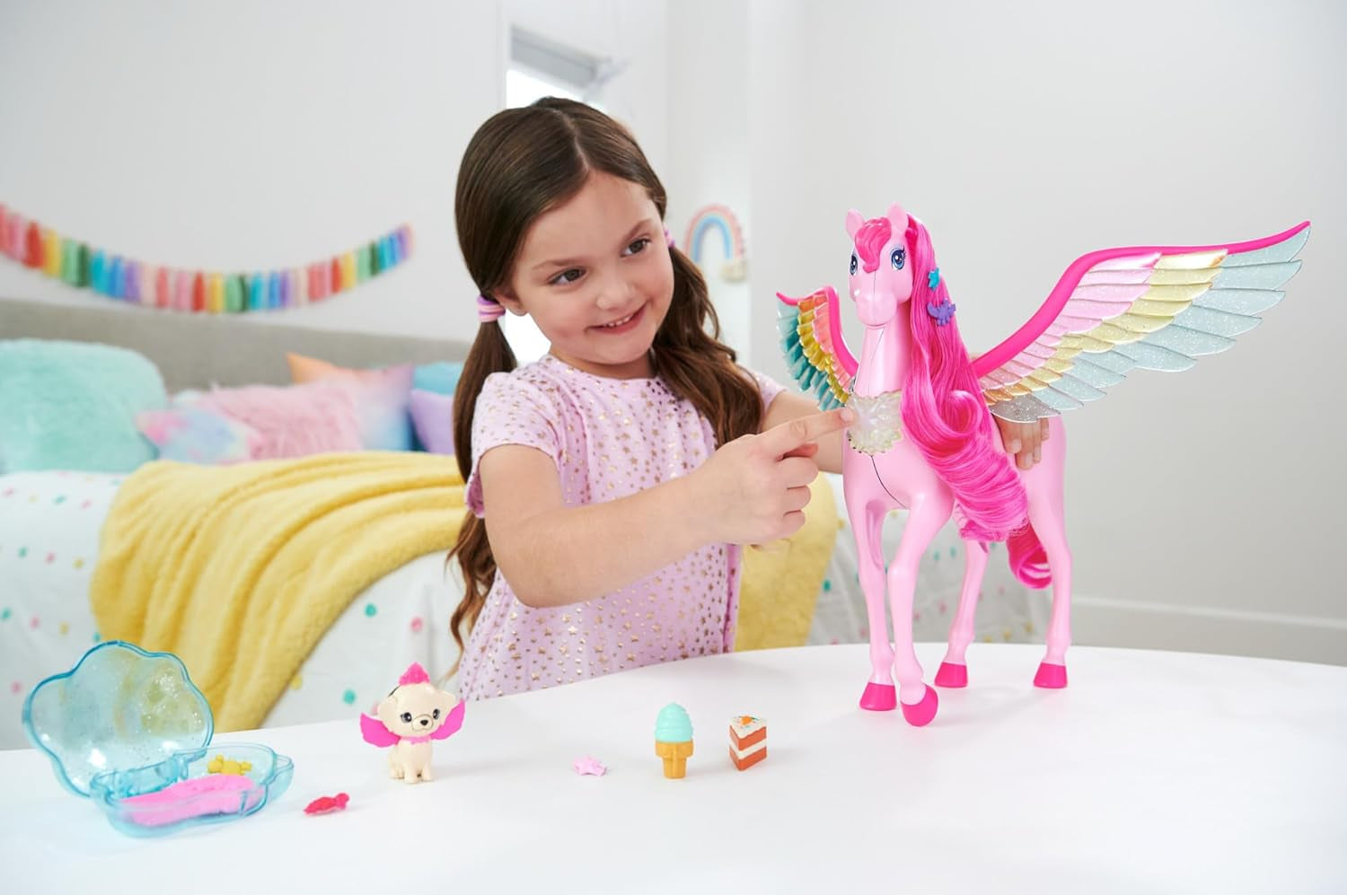 Barbie Pegasus Magic Hide and Seek - Interaktivt legetøj med lys og lyde, 10 tilbehør, regnbuevinger, til alderen 3 og op, HLC41