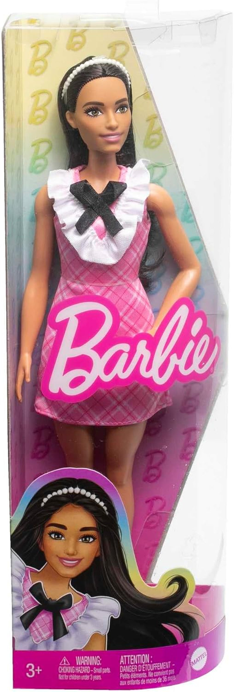 Barbie Fashionistas dukke Sporting sort hår og perle pandebånd iført lyserød plaid kjole med sort sløjfe og flæsede krave til alderen 3 og opefter HJT06