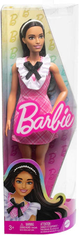 Barbie Fashionistas dukke Sporting sort hår og perle pandebånd iført lyserød plaid kjole med sort sløjfe og flæsede krave til alderen 3 og opefter HJT06