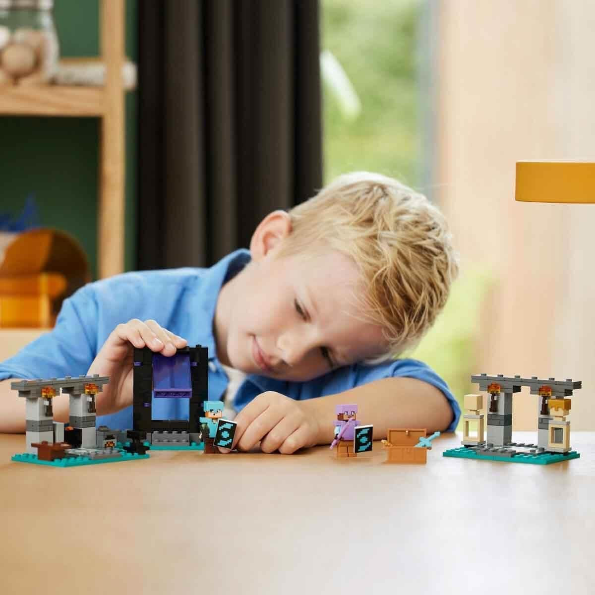 LEGO Minecraft The Armory Legesæt med heltefigurer, legetøjsvåben og Alex-figur, actionlegetøj til drenge og piger, gave til spillere og børn 7 år 21252 byggesæt Besuche den LEGO-Store