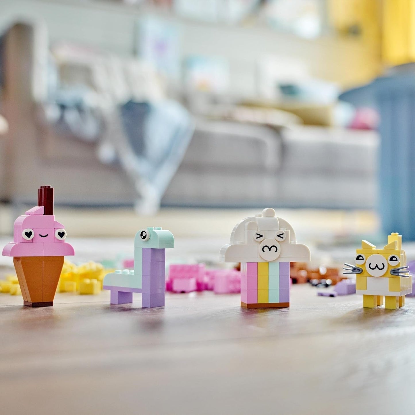 LEGO 11028 Classic Pastel Kreativt byggesæt Murstenskasse, byggelegetøj til piger og drenge fra 5 år og opefter med modeller; is, dinosaur, kat og mere Byggesæt Besuche den LEGO-Store
