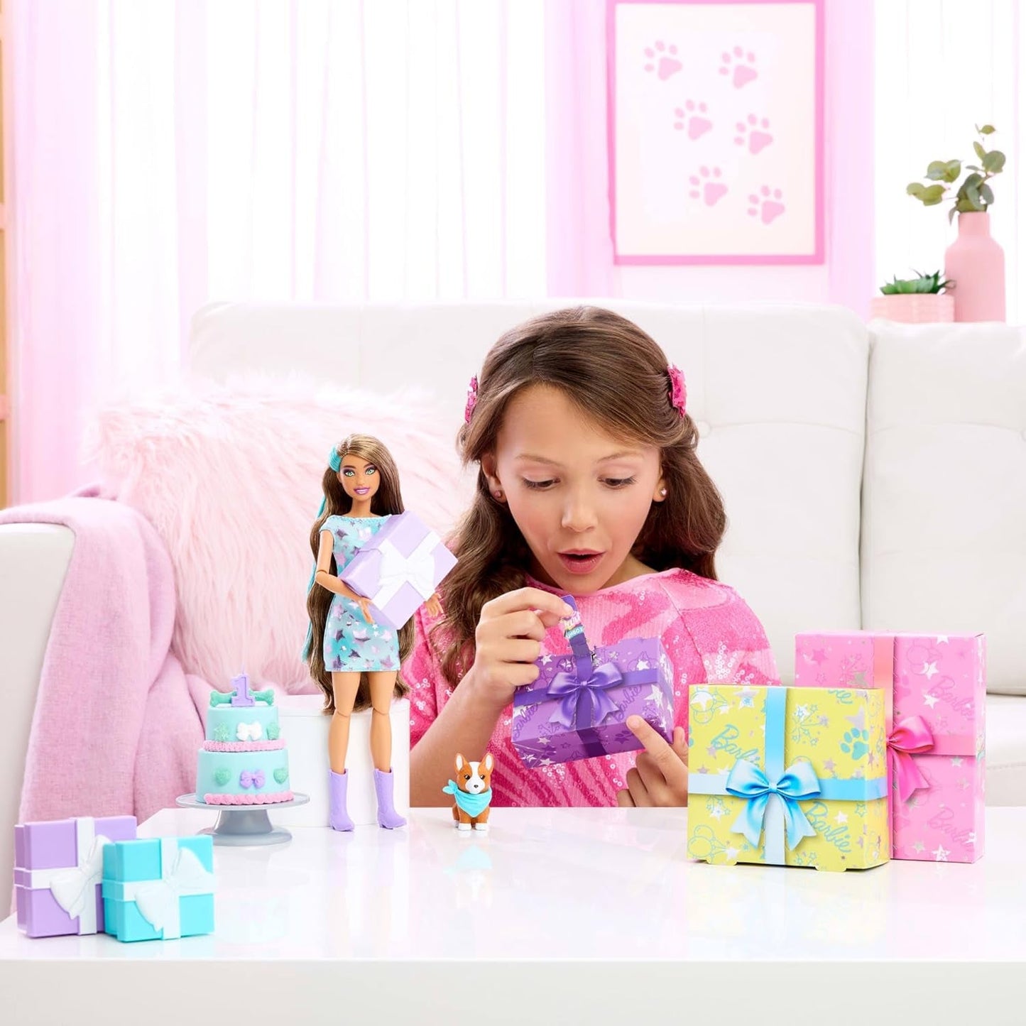 Barbie-festdukke uden æske og tilbehør Fødselsdagskæledyrsserie 10 overraskelsesfeststjernesæt inklusive farveskiftende effekt og kagepynt JFG72