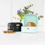 Wesco Mini Grandy brødbeholder i pink, pulverlakeret stålplade, ventilationshuller og robuste håndtag til opbevaring af madkasser Naty Shop