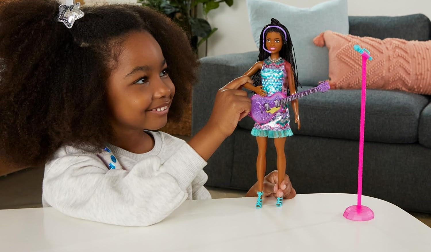 Barbie GYJ22 - Bühne frei für große Träume Brooklyn Puppe (ca. 30 cm, brunt hår) med Melodien aus dem Film, Lichtern, Mikrofon og tilbehør, Geschenk für Kinder ab 3 Jahren