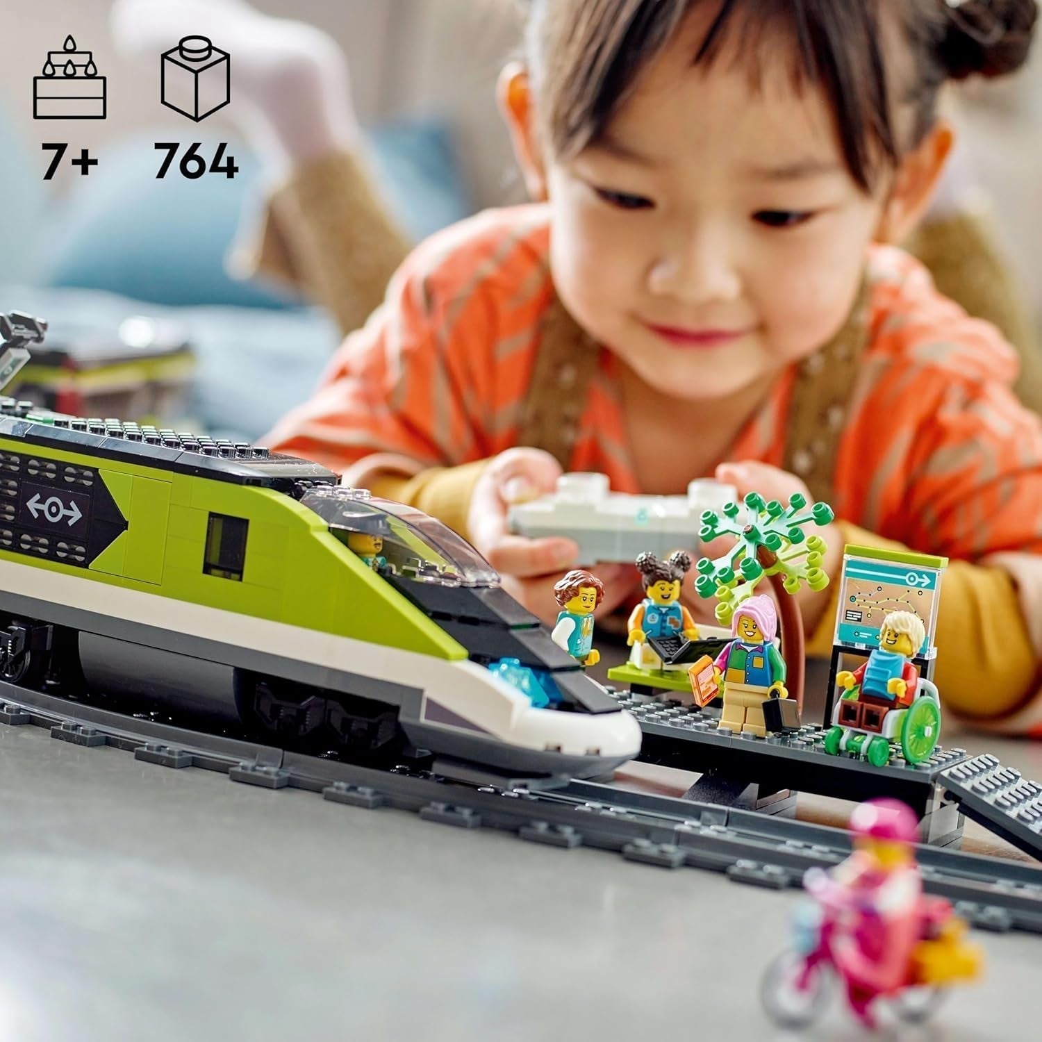 LEGO City passagerekspresstog, fjernbetjeningstogsæt, jernbanelegetøj med forlygter, 2 vogne og 24 sporelementer, gave til børn, drenge og piger 60337 byggesæt Besuche den LEGO-Store