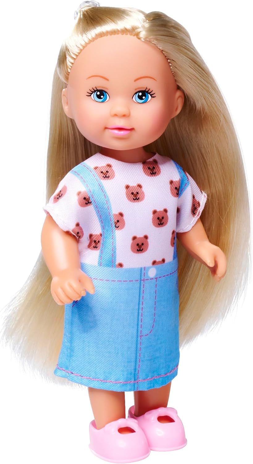 Simba Evi Love Fashion Doll iført en sød denimkjole, inklusive to andre outfits med yndige prints og sneakers, 12 cm, 3+