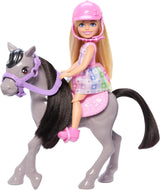 Chelsea og ponyer Barbie Doll - Spænd op til leg og kør sikkert, lyserød sadel og trin, inkluderer hjelm og sød plaidkjole, fra 3 år og opefter, HTK29