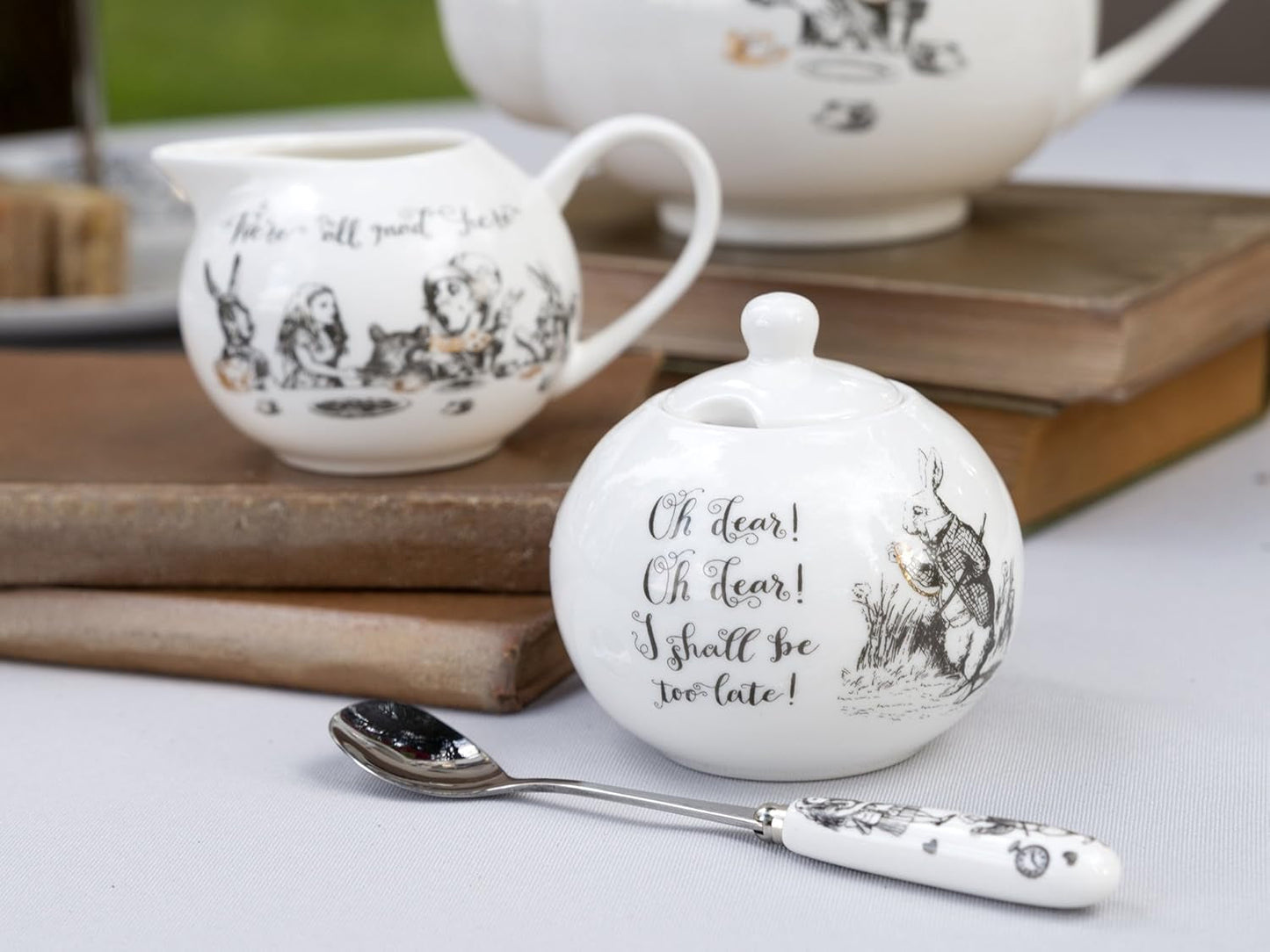 Alice i Eventyrland Fin porcelæn tekande og mælkekande, porcelæns skål og mælkekande i en luksusgaveæske