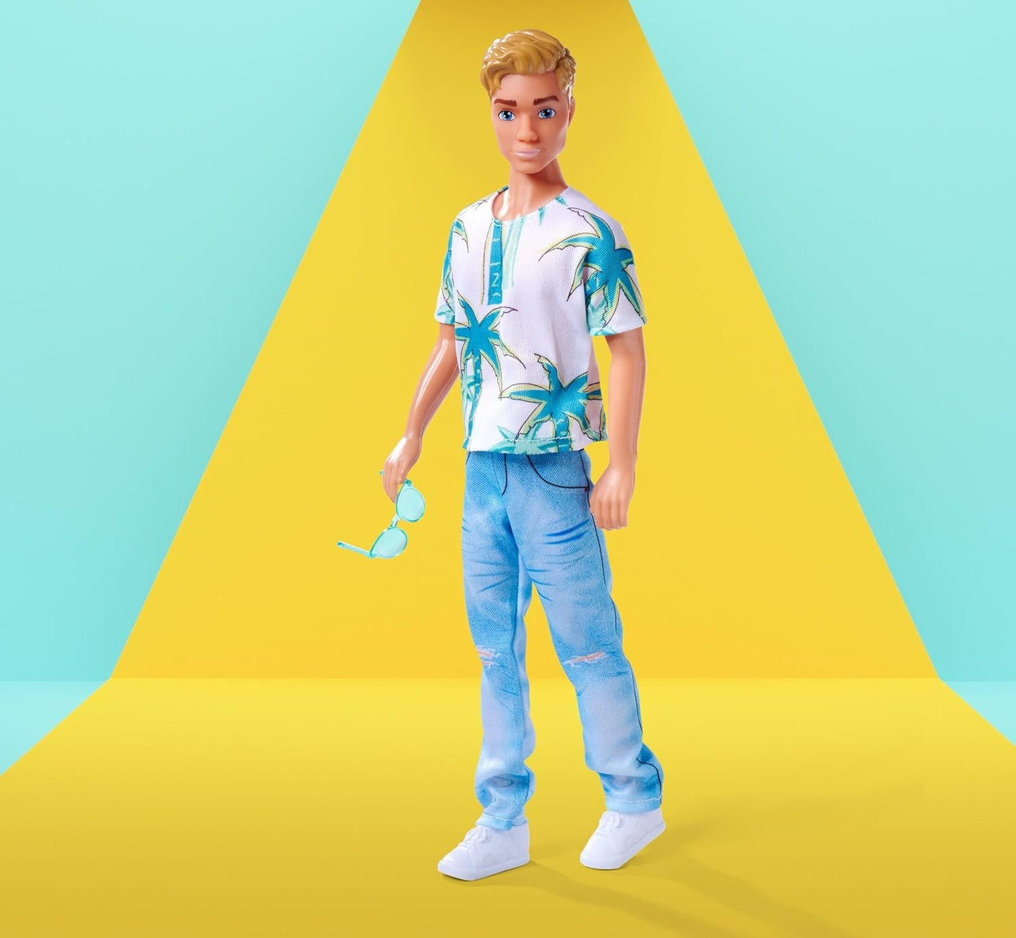 Simba Steffi Love Kevin Doll iført en top med palmetryk og seje jeans, inkluderer solbriller, 30 cm, 3+