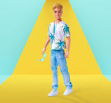Simba Steffi Love Kevin Doll iført en top med palmetryk og seje jeans, inkluderer solbriller, 30 cm, 3+
