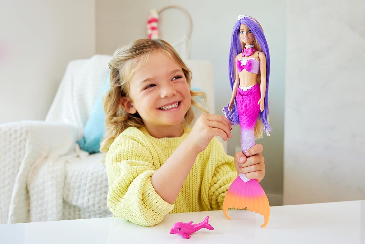 BARBIE Havfruedukke - Inspireret af tv-serien "Barbie: Hidden Magic" med farveskiftende effekt og tilbehør, 19 cm langt pink hår til styling, til børn fra 3 år og derover, HRP97