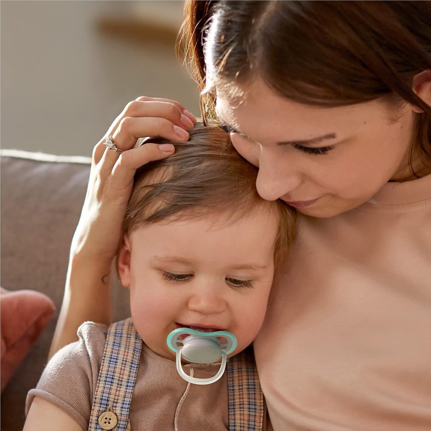 Philips AVENT Sæt med 4 Ultra Air lette og åndbare sutter: 2 glødende sutter og 2 dagsutter, 18 måneder+ (model SCF349/43)
