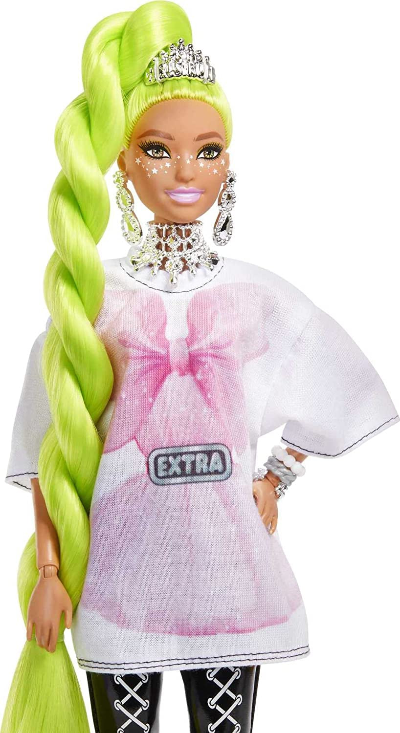 Barbie HDJ44 - Ekstra #11 dukke i overdimensioneret T-shirt og leggings med papegøje, ekstra langt neongrønt hår og tilbehør, fleksible led, gavelegetøj til 3+ Naty Shop-dukker