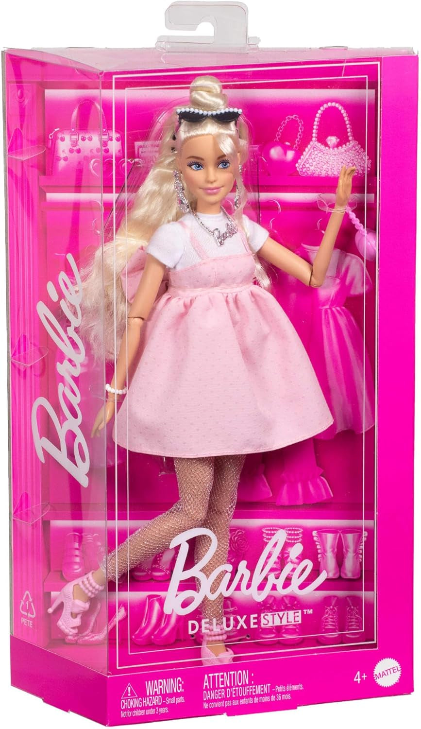 Barbie Doll Deluxe Style no. 3 med Barbiecore-outfit, blond hår i høj knold, pastellyserød kjole med overdimensioneret sløjfe og tilbehør som nettights, HYV27 Naty Shop Dolls