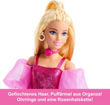 Barbie Deluxe Style #5 dukke i et metallisk pink blondt outfit med en glitrende overdel og glitrende bukser, med tilbehør inklusive en pink halskæde og en håndtaske, JFP40