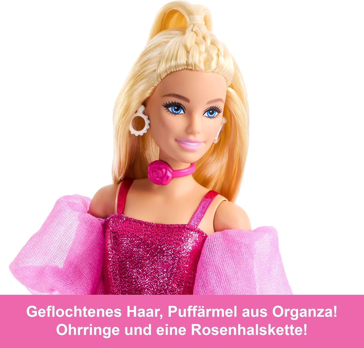 Barbie Deluxe Style #5 dukke i et metallisk pink blondt outfit med en glitrende overdel og glitrende bukser, med tilbehør inklusive en pink halskæde og en håndtaske, JFP40