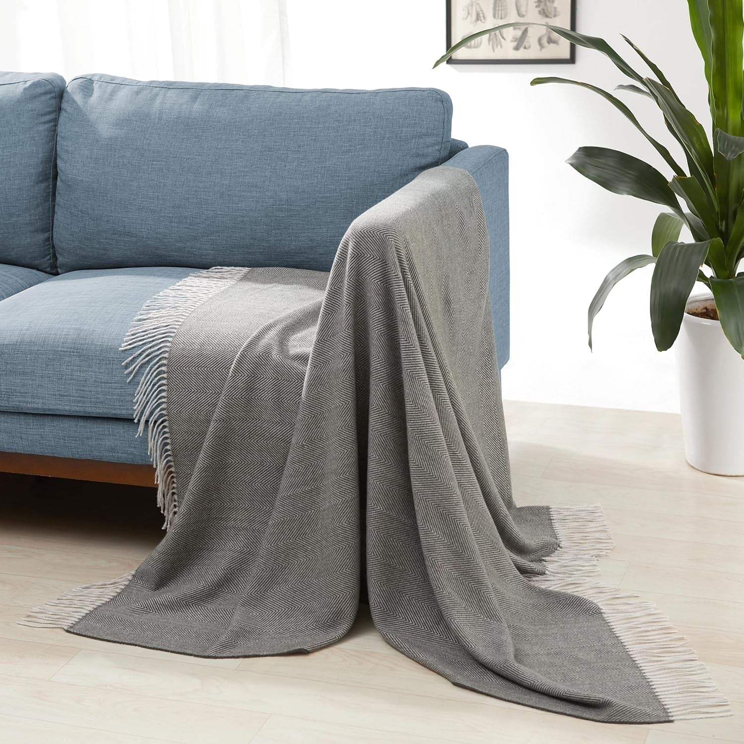 Amazon Basics tæppe, letvægts, genbrugspolyester, værelsesindretning Hyggeligt tæppe, 127 X 152 cm, elfenbenshvid med blåt mønster Tjek senge og tæpper Besuche den Amazon Basics-Store Mørkegrå og lysegrå sildebensmønster