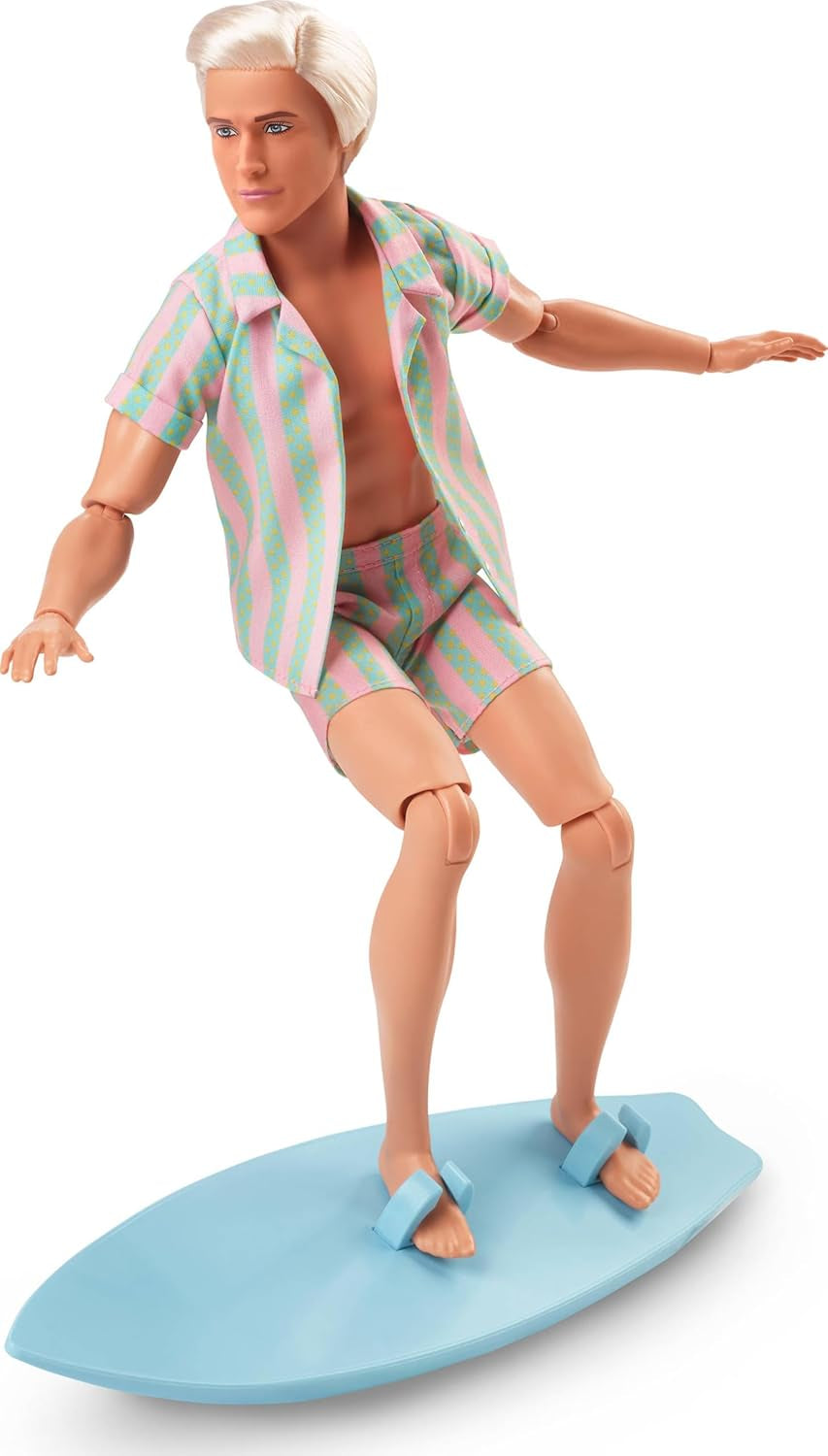 Barbie-film Ken Barbie-dukke i pastelfarvet pink og grøn stribet strandtøj, surfbræt og hvide sneakers, JBJ54