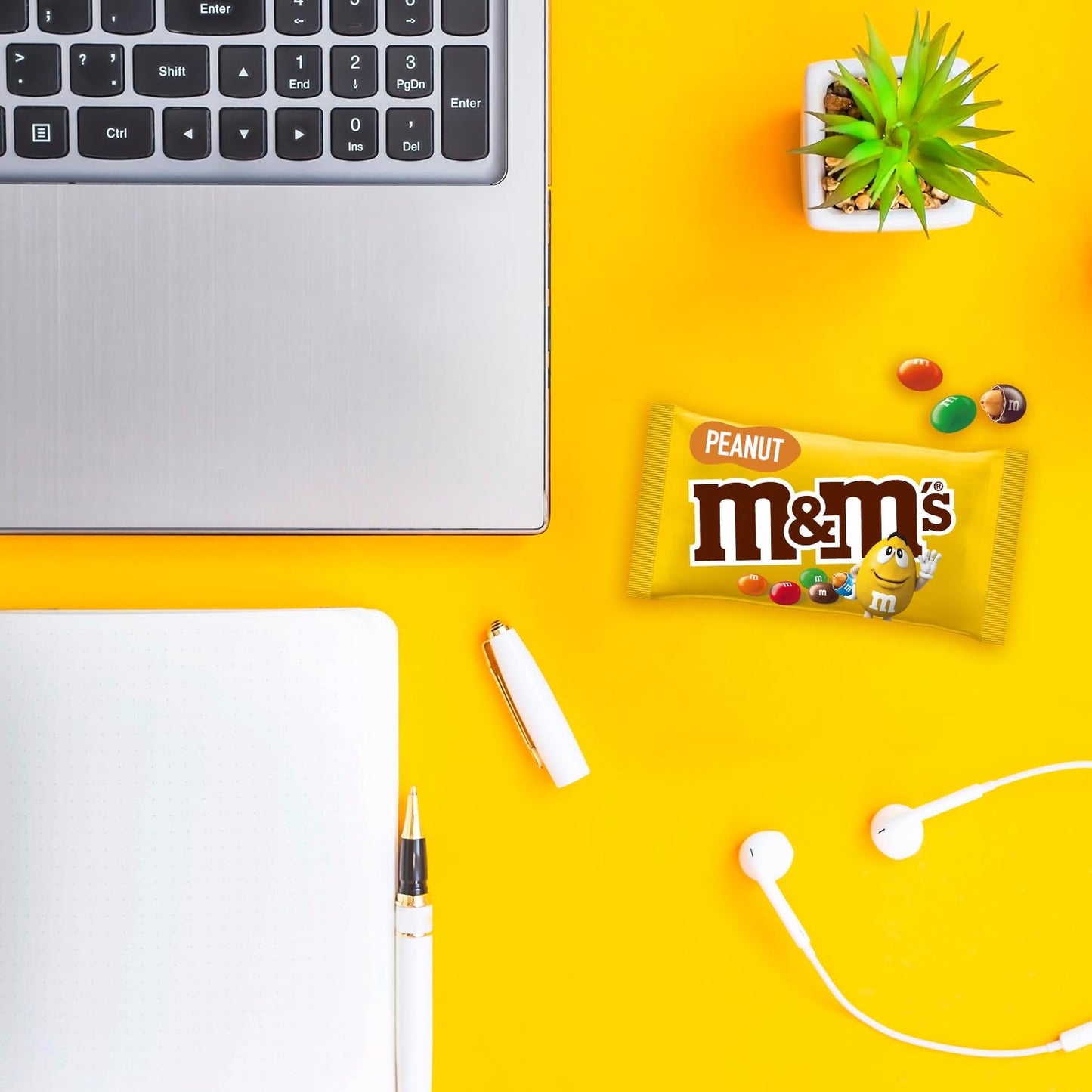 M&M's Peanut Chocolate Bulk Pack 24 x 45 g Chokolade Peanut Flavored Linser Chokoladegave (1080g) Ideel som en fodbold-tema-godbid